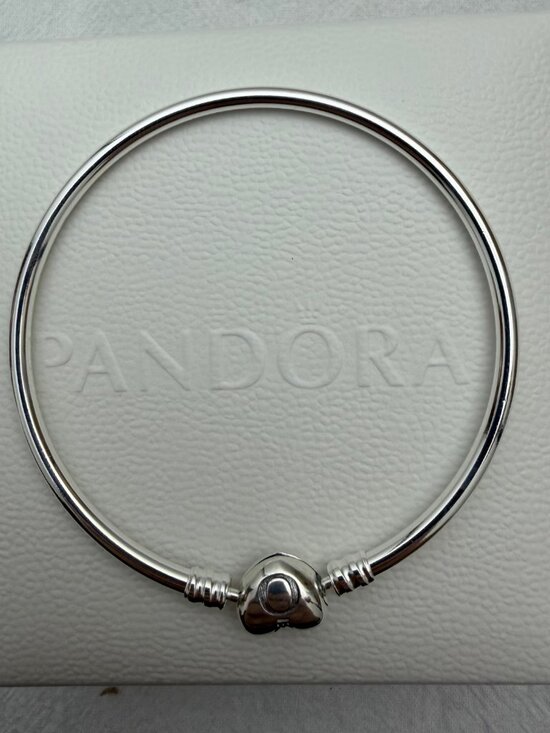 Final Sale - Pandora Radiating Heart Clasp Bangle Bracelet  🍀Pandora Moments Heart Clasp Bangle 7.5 in